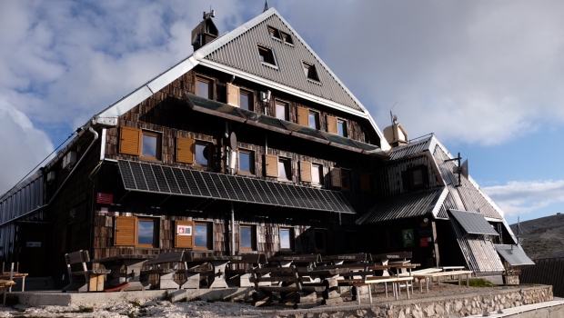 Po 34 letih JUB s svojimi barvami osvežil Triglavski dom na Kredarici